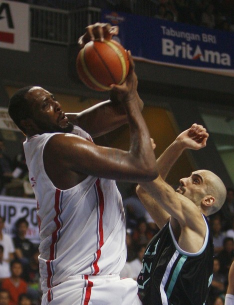 Priest Lauderdale (L) of Iran's Mahram goes to the hoop on Zaid Abbas of Jordan's Zain during their FIBA Asia Champions Cup final basketball game in Jakarta May 20, 2009. REUTERS/Crack Palinggi (INDONESIA SPORT BASKETBALL)